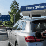 Autoroute station essence voiture arrêtée