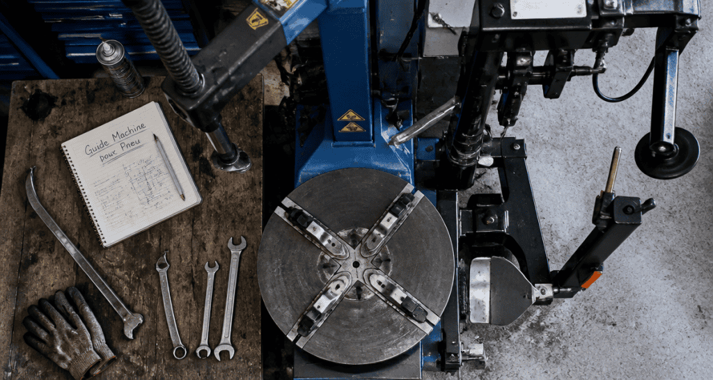 machine pour pneu semi-automatique et outils sur établi