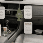 meilleur desodorisant voiture en différents formats sur console centrale
