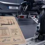 Porte scooter pour camping car avec charge verticale S et rampe alu en studio